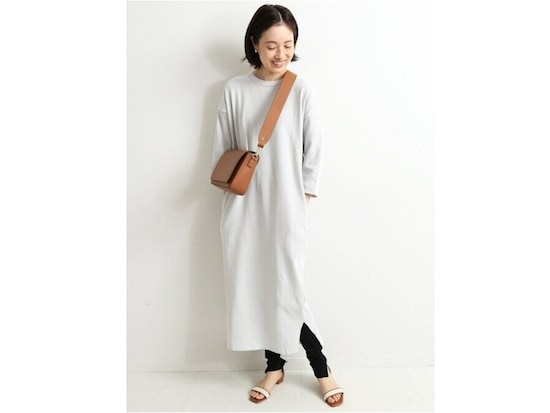 ミニバッグを短めに斜め掛けすることで目線アップ効果も　出典：WEAR