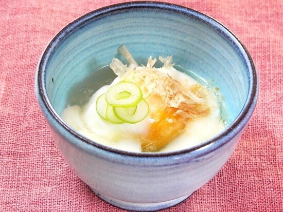 電子レンジで簡単温泉卵（出典：温泉卵の簡単な作り方！電子レンジで1分卵料理レシピ）
