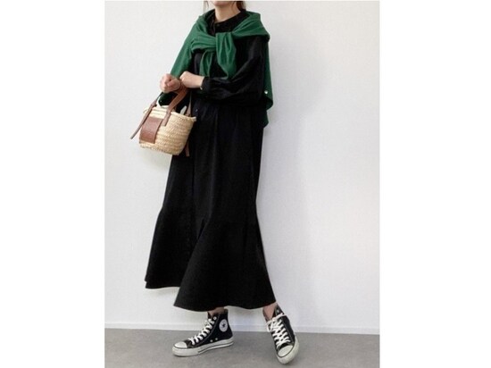 たっぷりした生地感とロング丈、旬のバンドカラーで大人向け　出典：WEAR