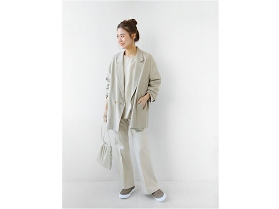 ベージュやライトグレーのスリッポンは履きまわしも万能です　出典：WEAR