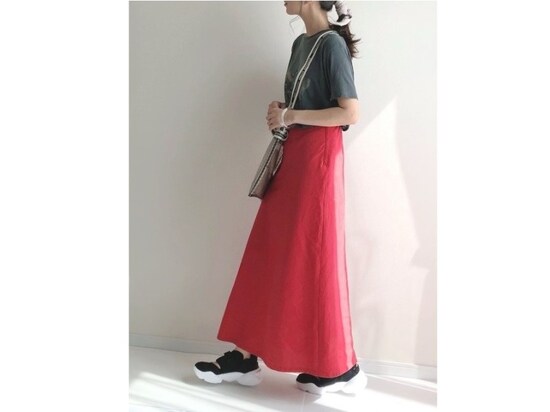 汚れにくい＆コーデを引き締めてくれる黒スニーカーはサンダルタイプで抜け感も　出典：WEAR