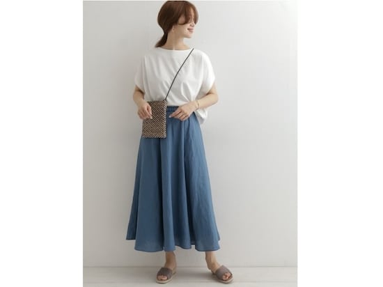 【OKコーデ】少し巻いた髪やまとめヘア、光沢のあるピアスなど、少し手間をかけるとおしゃれ見えします　出典：WEAR