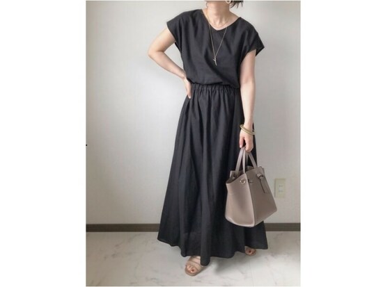 リネンアイテムは黒などほっこりしにくいカラーを選ぶのもおすすめ　出典：WEAR