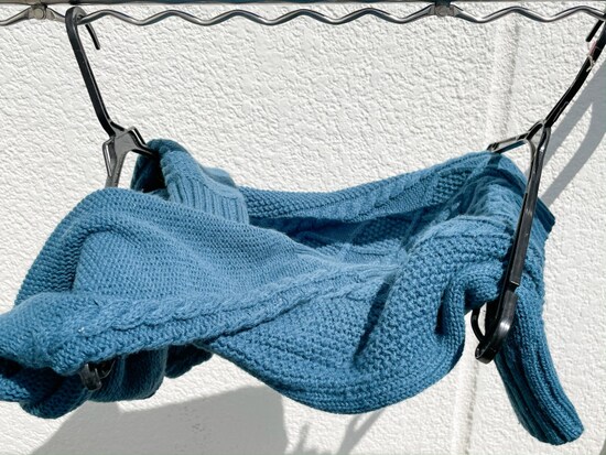 ハンガーを使ったセーターの干し方