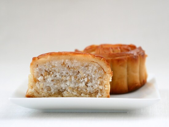 ココナッツ餡に中華菓子では定番のスイカの種を加えてあり風味豊か