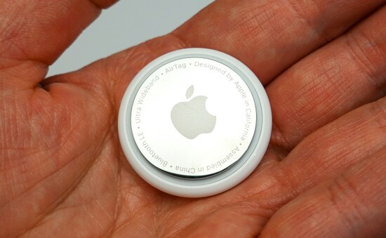 「AirTag」は直径31.9mm、厚さ8.00mm、重さ11 g。ちょっと大きなコインといった形状をしています。価格は1つ3800円。4つ入りのセットが1万2800円です（各税込）