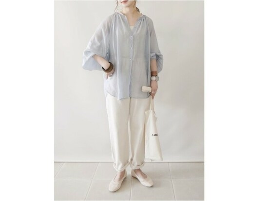 メッシュで抜け感がありつつ歩きやすいのも高ポイント　出典：WEAR