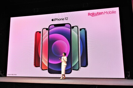 最新のiPhone 12シリーズは全4機種を販売。新色のパープルモデルも販売されている