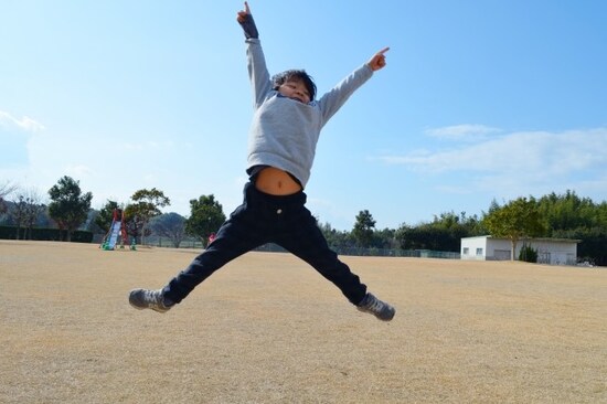 子どもの自己肯定感を育むのは親や社会