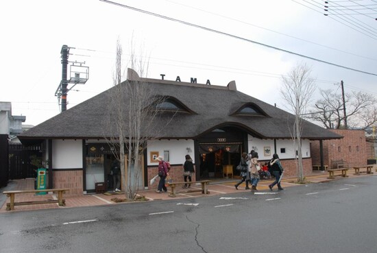 ネコの形をした駅舎