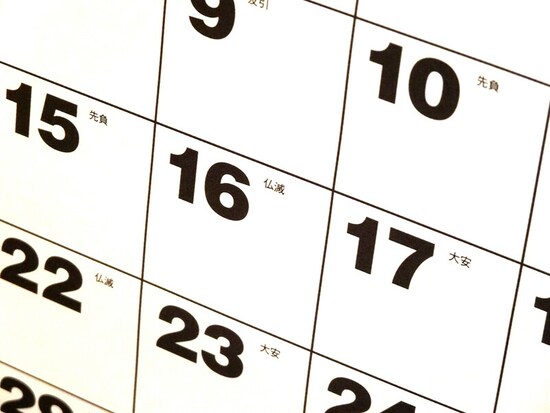 六曜の順番は旧暦に割り当てられており、現在の暦では月の途中に旧暦の1日が来る場合、順番が変わります