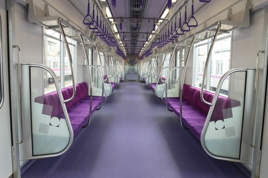 車内は紫のトーンオントーン配色