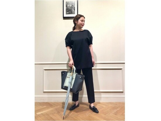 【OKコーデ】ブラックで揃えながら撥水のバック、長傘、レインシューズで完全防備　出典：WEAR