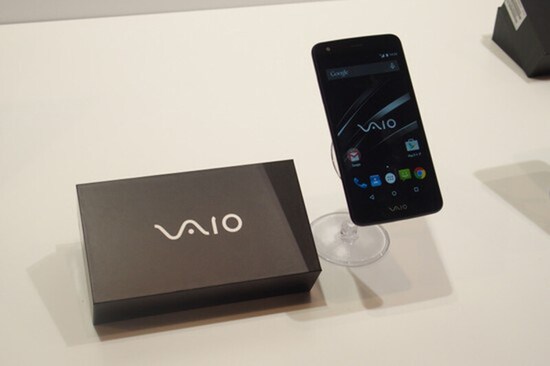 「VAIO Phone」。外観はVAIOらしく、シンプルな黒のスマートフォン
