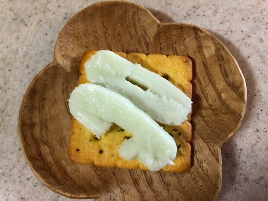 クラッカーに乗せる