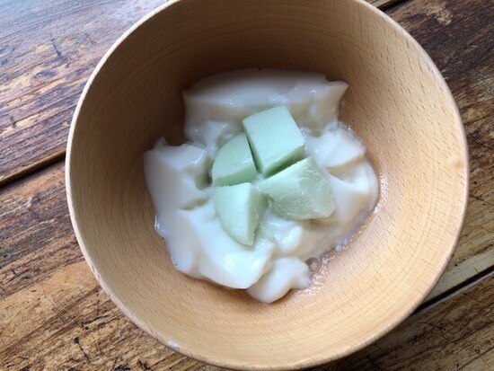 ヨーグルトにトッピング