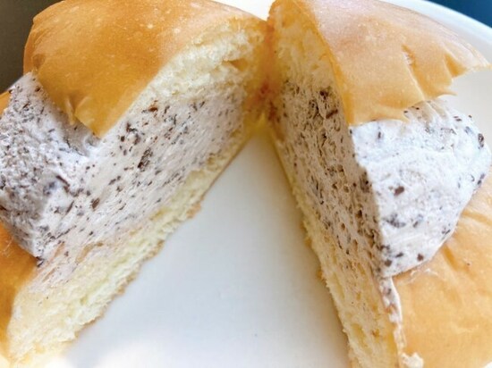 ローソンストア100「マリトッツォ（チョコ入りホイップ）」