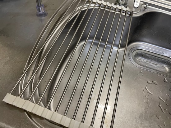 3COINSの「巻き巻き水切り」は330円（税込）