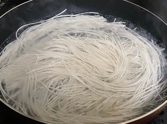 素麺をフライパンで茹でているところ