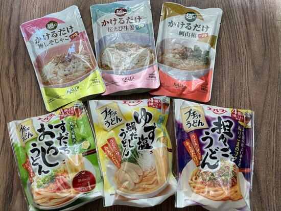 カルディの「麺にかけるだけ」シリーズや、エバラの「プチっとうどん」