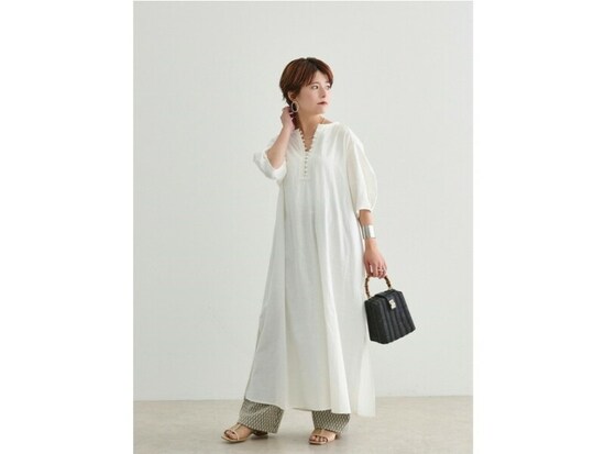 肩からきれいに落ちるシルエットのワンピースはゆったりしていてもルーズに見えなくて◎　出典：WEAR