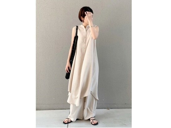 動くときれいに揺れる落ち感のあるシルエットは着やせにも効果アリ　出典：WEAR