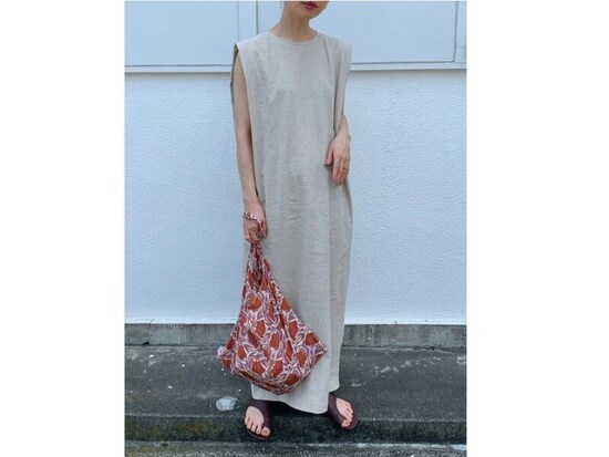 ゆったり着られるリネンワンピースは暑い日にぴったり　出典：WEAR