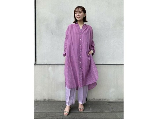 程よいきちんと感のあるシャツワンピースならカラーを思いっきり楽しめる　出典：WEAR