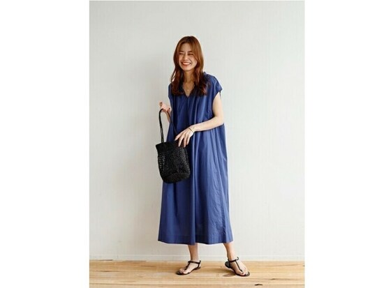 シンプルに着てもおしゃれに見えるロングワンピースはきれい色が一押し！　出典：WEAR