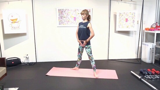 手順4：脚を大きく開き、ニュートラルポジションに戻る