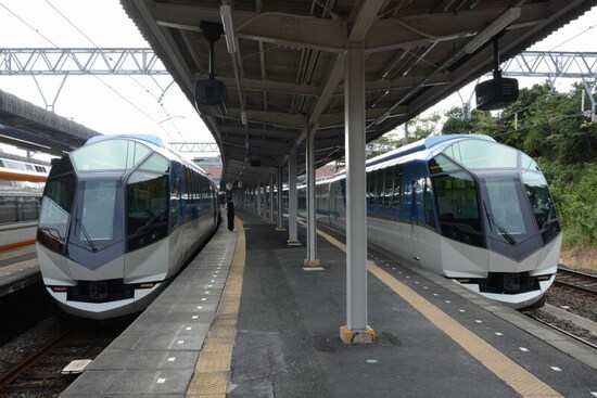 賢島駅で並ぶ「しまかぜ」