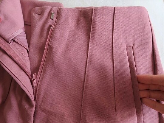 シルエット重視のため、こちらのポケットをあえて閉じたままにして置く人も