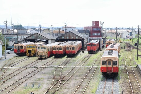 キハ200形が勢ぞろいする五井機関区