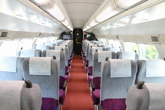 最新型E235系のグリーン車車内