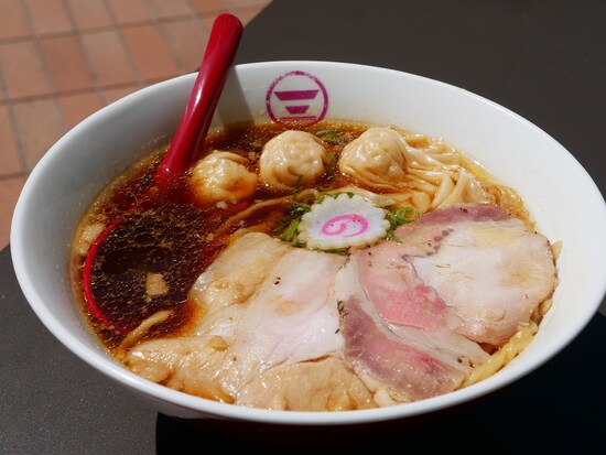 1階フードホール「横浜中華そば　維新商店」のメニューもテラス席で食べられます（2021年4月19日撮影）