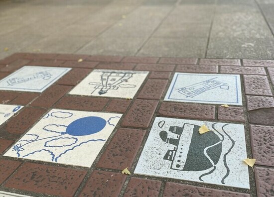 港へ向かう道には可愛い絵が描かれたタイルが敷き詰められている