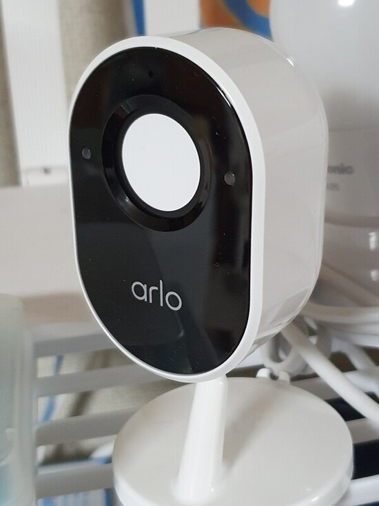 シールドでカメラ部分が隠れます