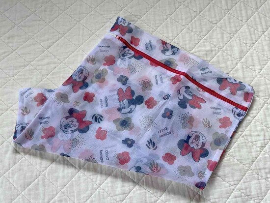 ダイソーの「洗濯ネット、細目、角型（ミニーマウス）」はシャツが2枚、Tシャツが3枚ほど入る