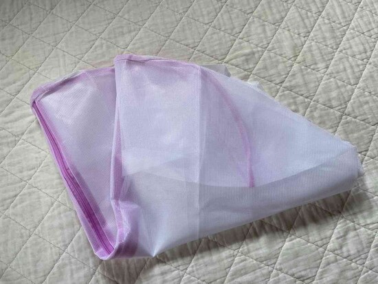 ダイソーの「毛布用洗濯ネット（円柱型）」はシングルサイズの毛布を1～2枚入れられる