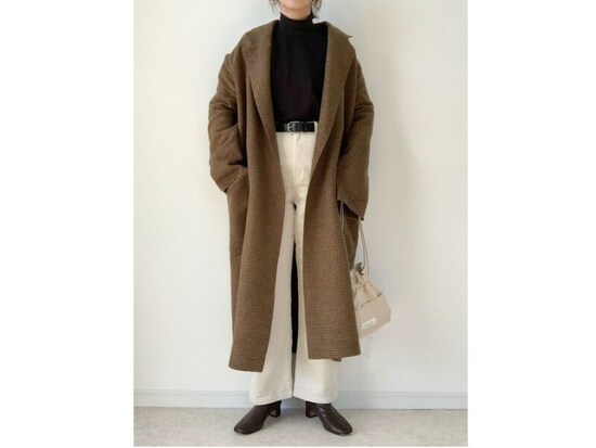 【OKコーデ】パンツが白なら、あとは暗めの色使いでもバランスが取りやすい　出典：WEAR