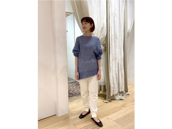 スウェットパンツをきれい色ニット＆アクセで盛り立てて　出典：WEAR