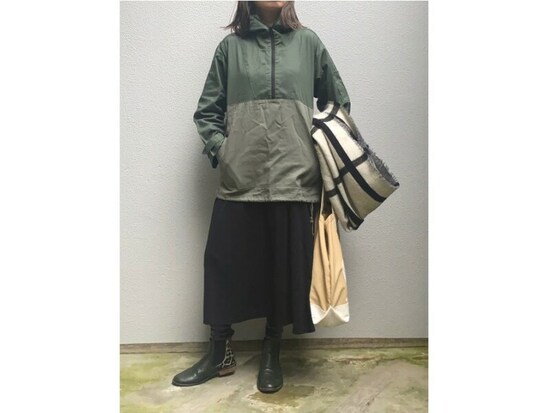 アウトドアテイストの強いアノラックもワンピで女性らしく　出典：WEAR