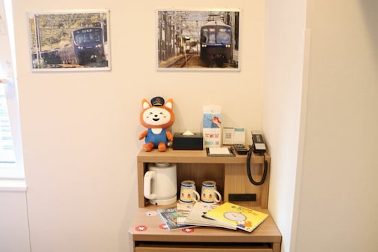 ベッド脇のテーブルも「そうにゃん」