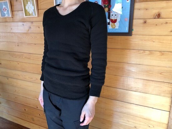 Vネックのニットのような感覚で着られる