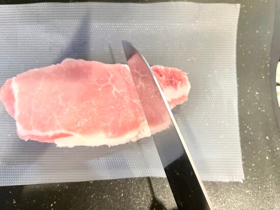 お肉を切るときも臭いや雑菌からまな板を守る