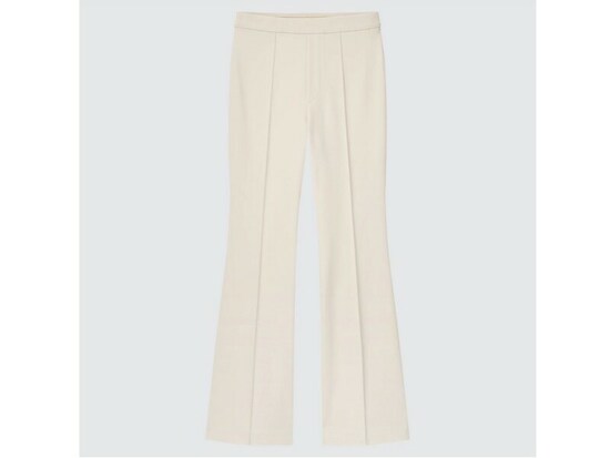 ユニクロ　イージーフレアパンツ　2990円（税込）