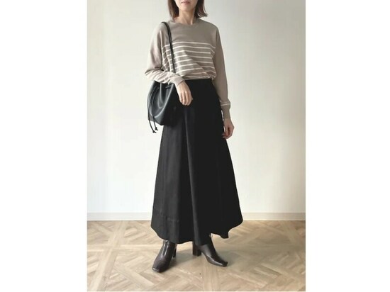 春の定番、ボーダーカットソーは黒のフレアロングスカートで上品な甘さに　出典：WEAR