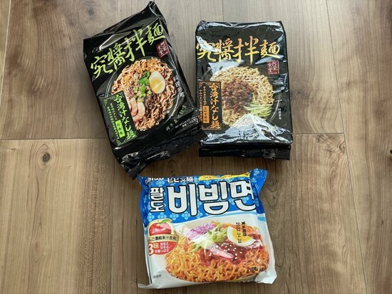 阿舎食堂 台湾汁なし麺　各348円 (税込)／韓国 八道（paldo) ビビン麺　149円 (税込)