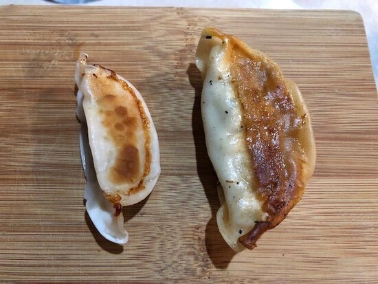 左が「レンジで焼き餃子」、右が「皮がもっちり焼き餃子　５個入り」