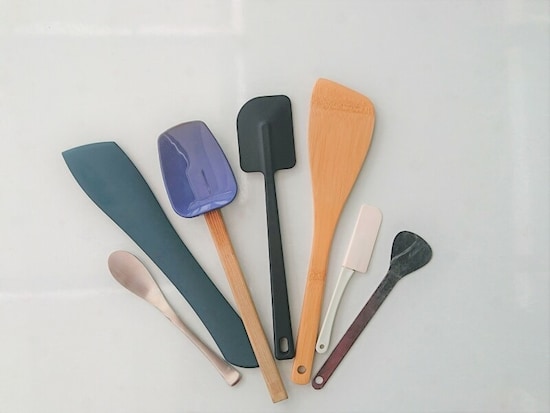 竹、金属、シリコーンなどの素材から、色や形まで、どんどん種類が増えて選ぶのが楽しい「スパチュラ」。目的に合わせて選んでもよし、万能を狙ってもよし！